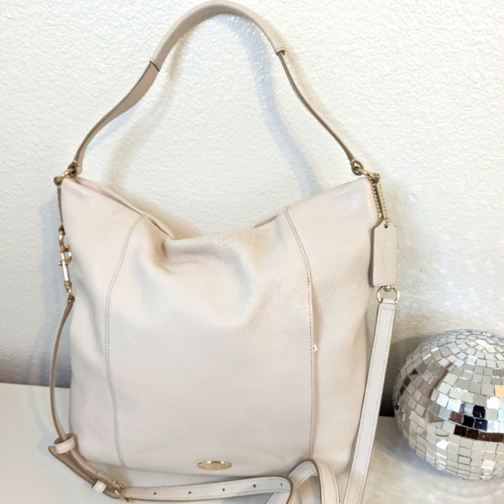 Stunning COACH Cream pebbled leather shoulder/crossbody bag